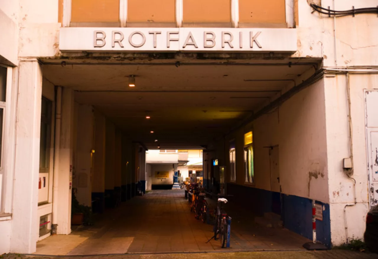 Einfahrt zum Spielort Brotfabrik Bühne Bonn.